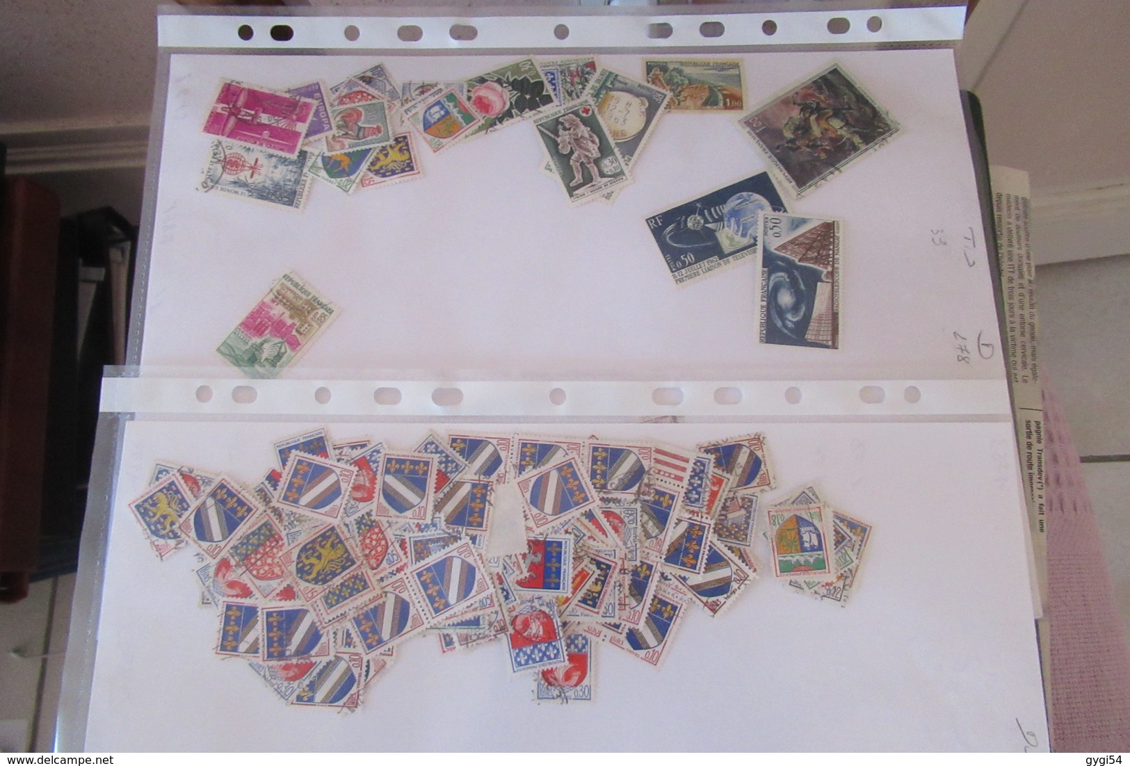 Vrac de milliers de timbres  42 scans