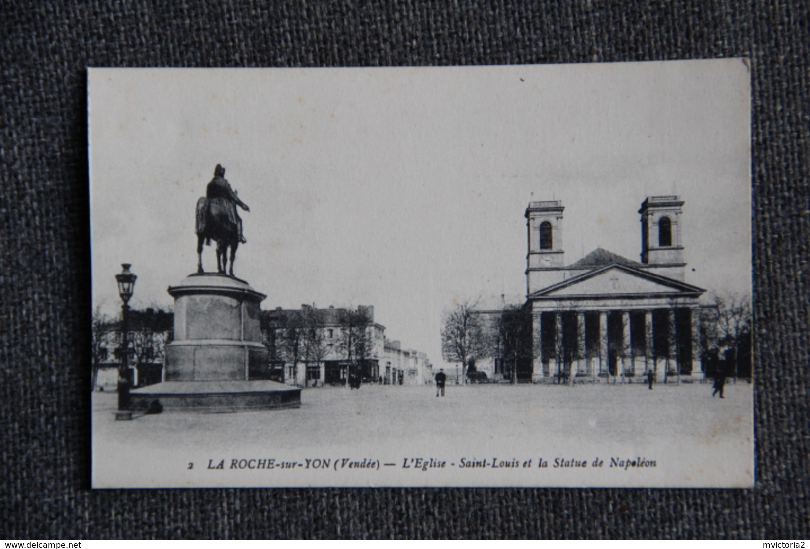 La Roche Sur YON - L'Eglise Saint Louis Et La Statue De NAPOLEON - La Roche Sur Yon