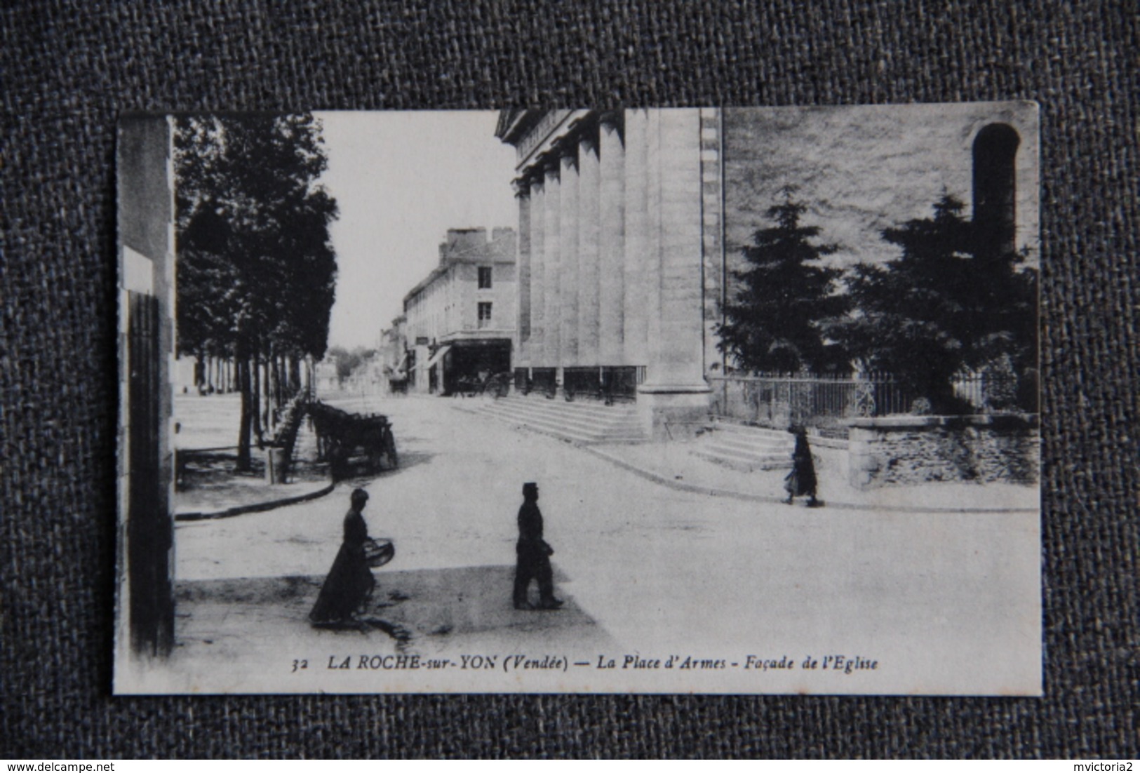 La Roche Sur YON - La Place D'Armes, Façade De L'Eglise. - La Roche Sur Yon