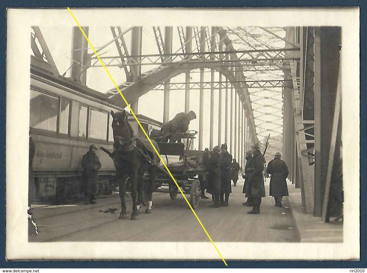 Düsseldorf - Le Pont Gardé Par Les Troupes D'occupation - Contrôle D'une Voiture. - Guerre, Militaire