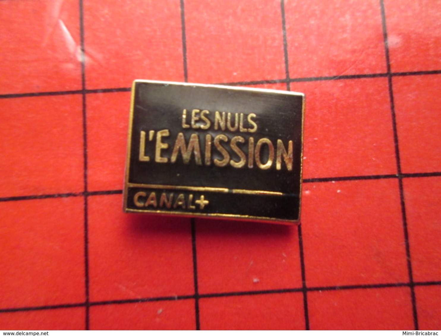 613c PIN'S PINS / Rare Et De Belle Qualité / THEME MEDIAS : LES NULS L'EMISSION CANAL + Aujourd'hui Le Nul C'est Bolloré - Medias