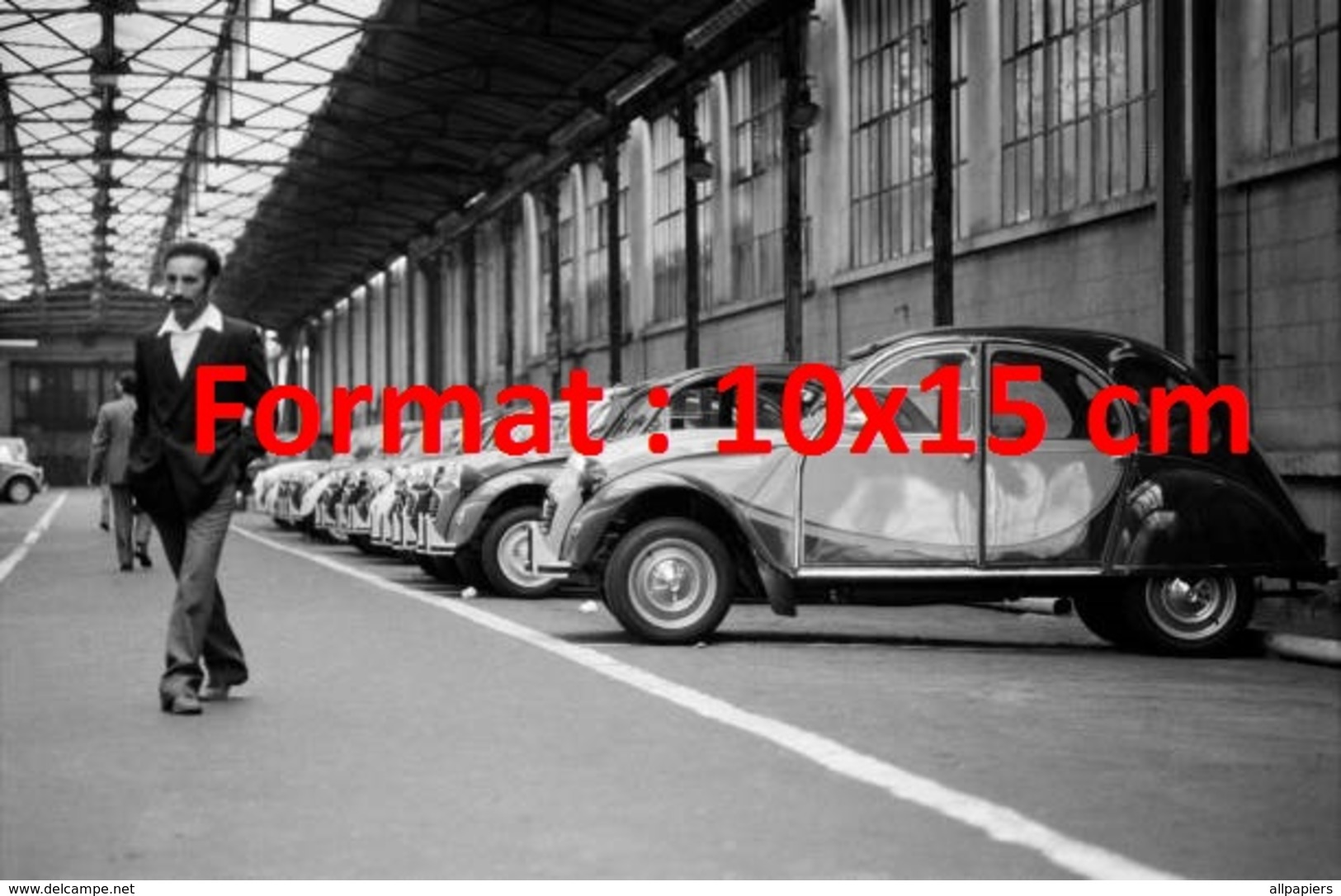 Reproduction D'une Photographie Ancienne D'une Vue De Citroen 2 CV Dans L'usine De Levallois En 1984 - Other & Unclassified