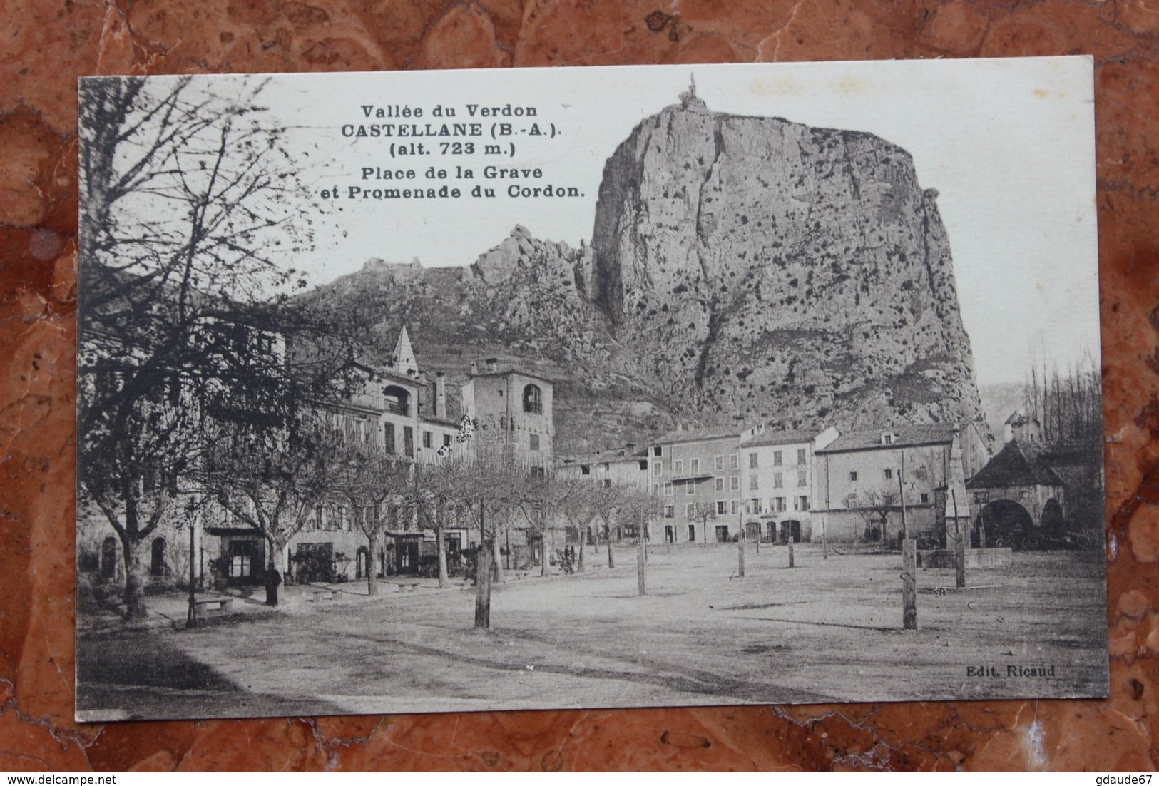 CASTELLANE (04) - PLACE DE LA GRAVE ET PROMENADE DU CORDON - Castellane