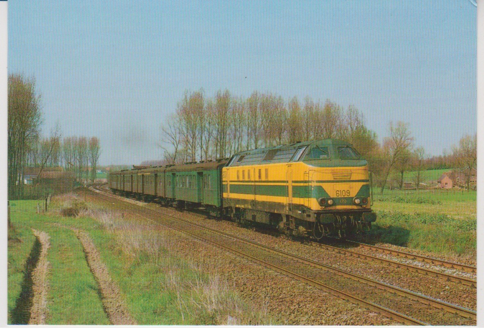 CP - TRAINS - LOCOMOTIVES - Locomotive Diesel-électrique BB Série 61. - Treinen