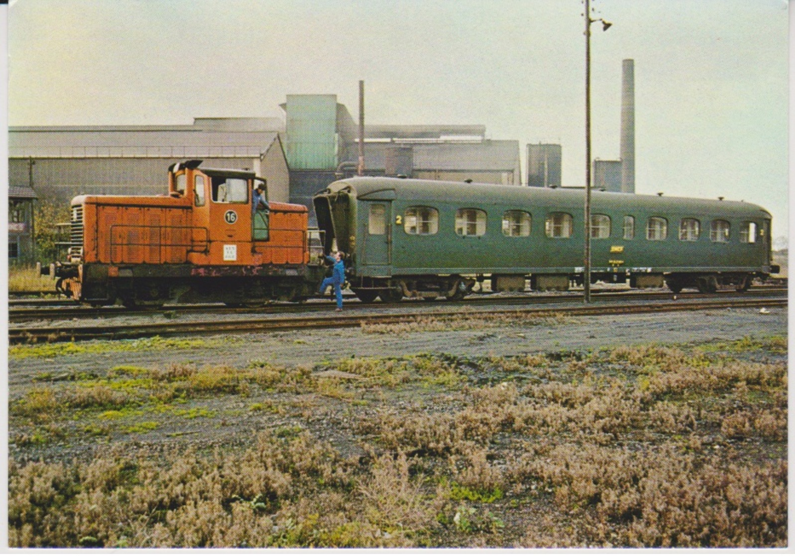 CP - TRAINS - LOCOMOTIVES - Voiture B9 NORD - Locotracteur Renault N°16. - Treinen