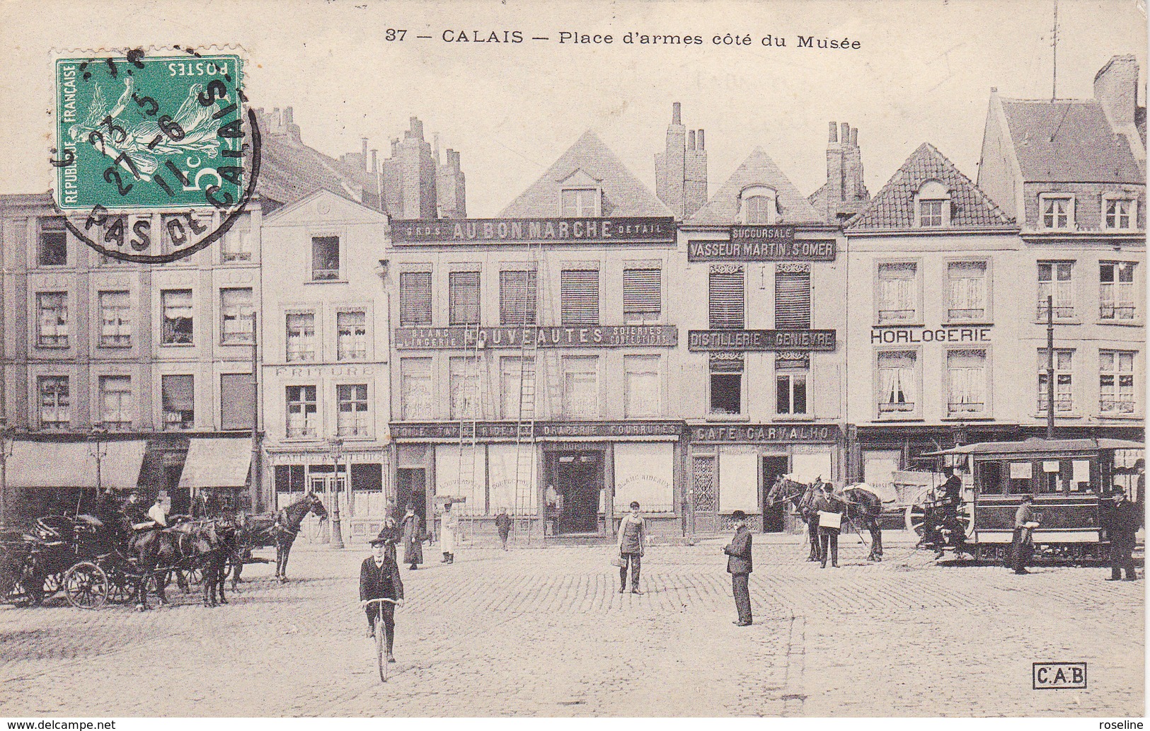 62 CALAIS  - Place Armes Cote Musee Cafe Carvalho Magasin Au Bon Marche Tramway Cheval  - CPA  9x14  N/B BE - Calais