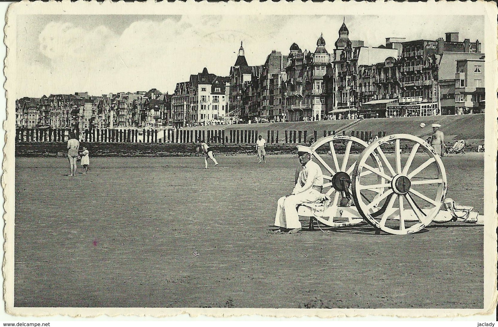 Knokke - Zoute -- La Plage Et La Digue.  (2 Scans) - Knokke