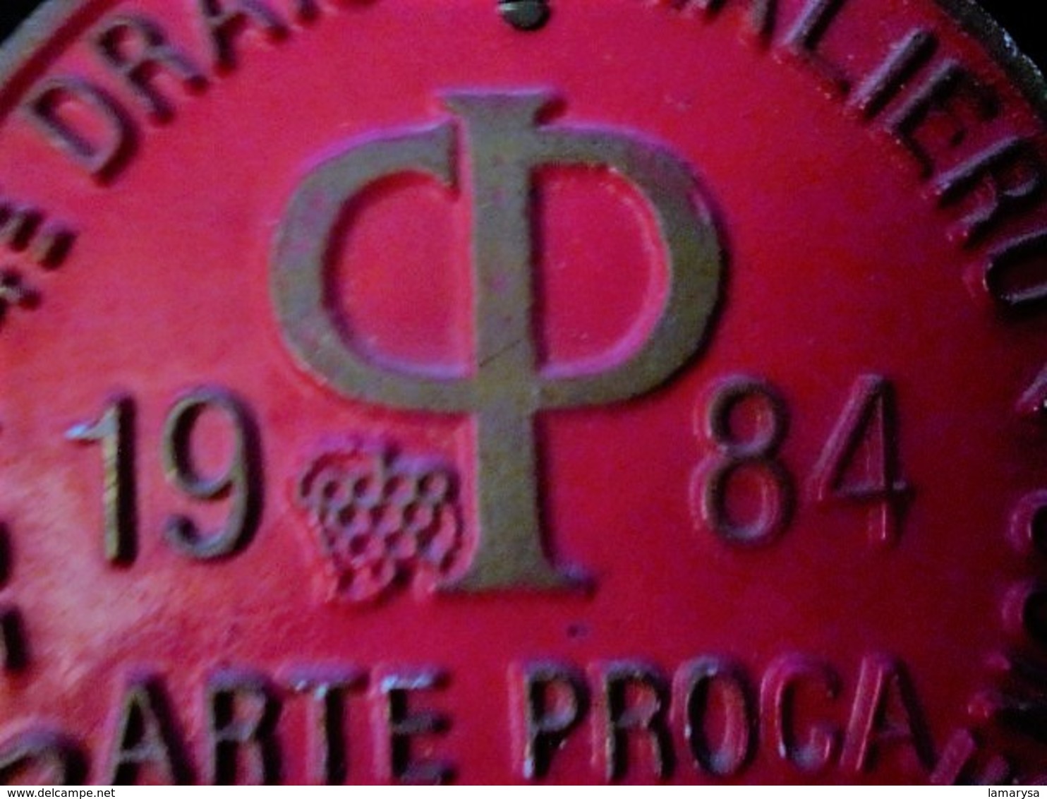 4é DRAIO CAVALIERO DE COSTO DI PROUVENCO ARTE PROCA 1984 Équestre Equitation Plaque De Concours Hippique En Tôle 1984 - Tin Signs (vanaf 1961)