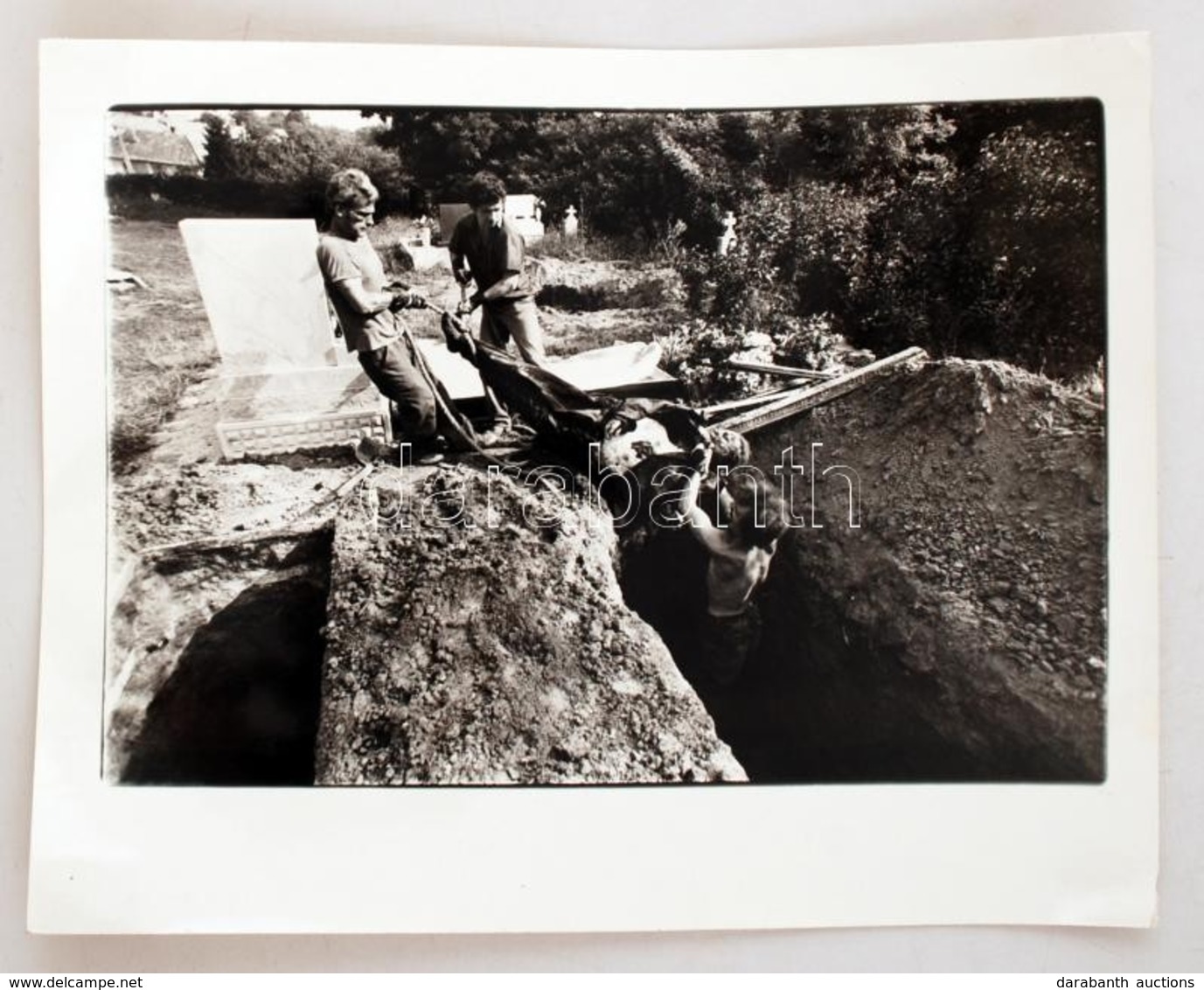 1985 Assai H. Péter: Kihantolás (Bakonyszentlászló), Pecséttel Jelzett Vintage Fotó, 18x27 Cm-es Képméret, 24x30 Cm-es F - Autres & Non Classés