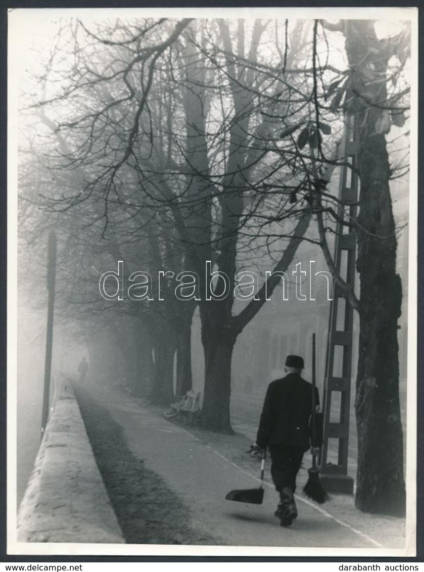Cca 1950 Budapesti Fényképek, 4 Db Jelzés Nélküli Vintage Fotó Dr. Leszl Kornél Hagyatékából, 18x24 Cm - Autres & Non Classés