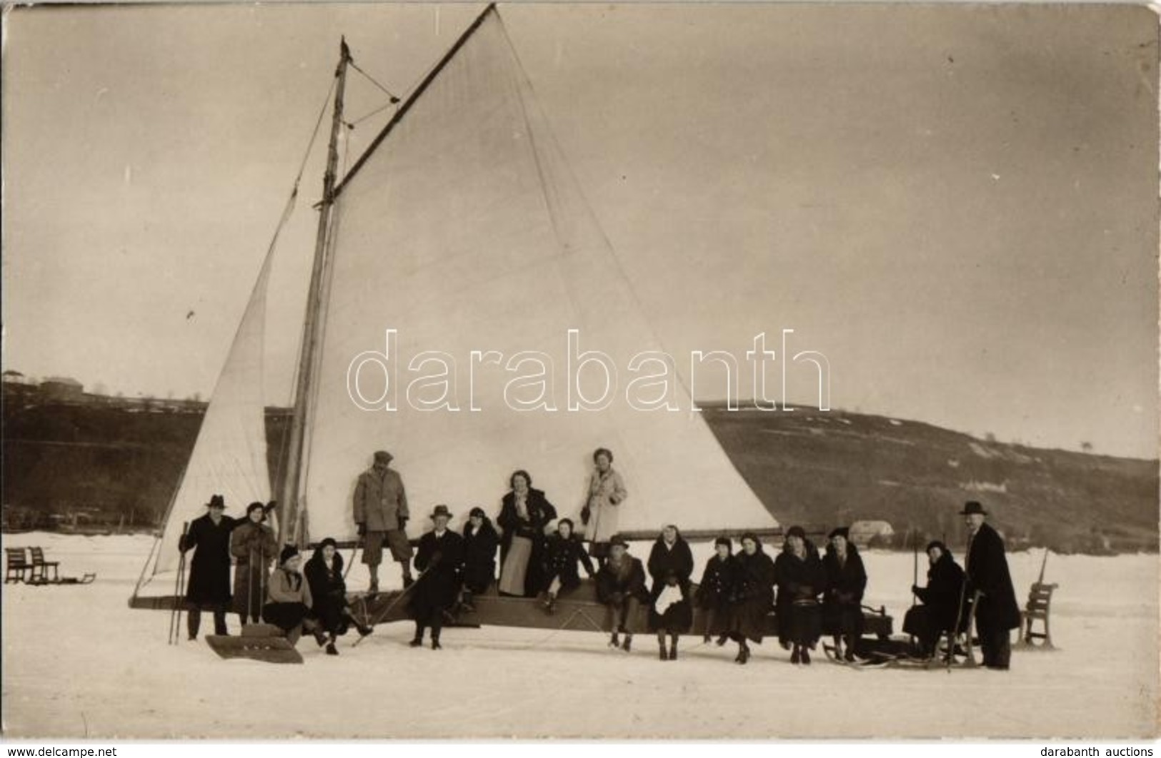 ** T2 Balaton, Jégvitorlázás és Fakutyázás, Szánkózás A Befagyott Tó Jegén, Téli Sport. Photo - Non Classés