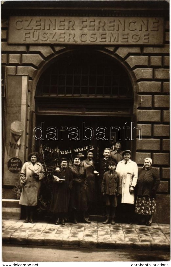 ** T2/T3 Budapest, Czeiner Ferencné Fűszer és Csemege üzlete, Karácsonyfa. Photo (EK) - Non Classés