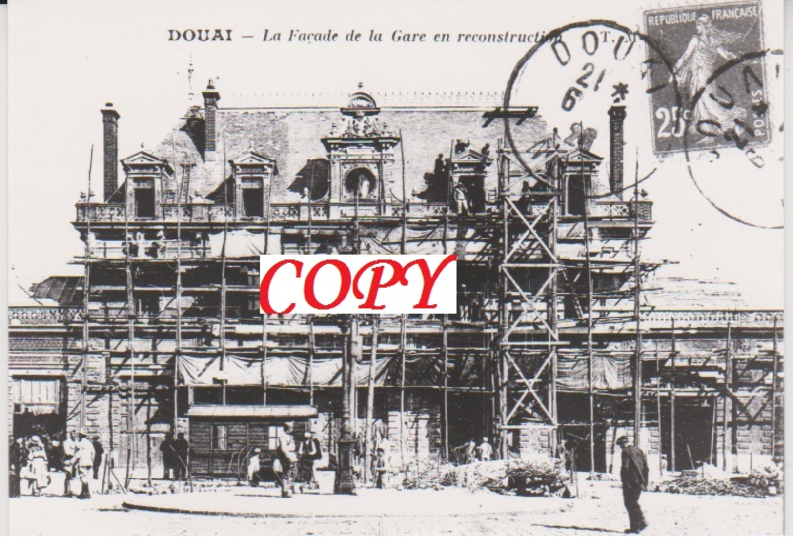 Photo - Train - Gare - DOUAI - La Facade De La Gare En Reconstruction. - Stations - Zonder Treinen