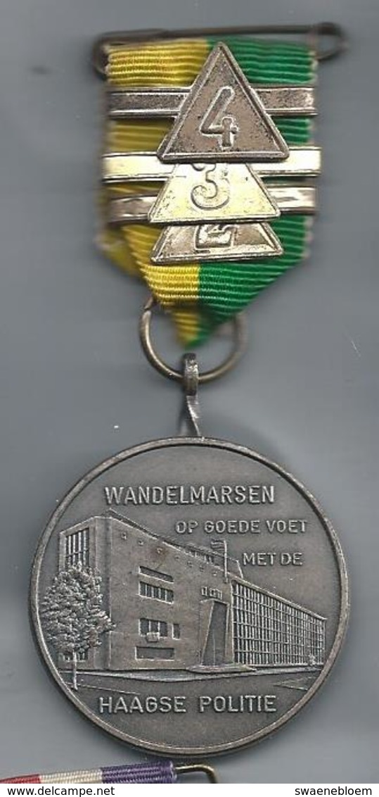 NL.- MEDAILLE. WANDELMEDAILLE. WANDELMARSEN OP GOEDE VOET MET DE POLITIE. HAAGSE POLITIE. DEN HAAG. Pins - Andere & Zonder Classificatie