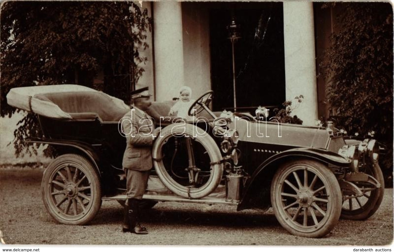 * T2/T3 1913 Vintage Automobile With A Baby, Driver With A Spare Tire. Photo  (EK) - Ohne Zuordnung