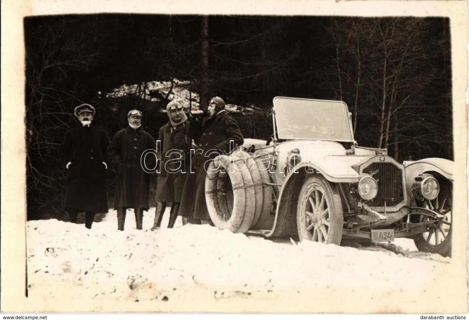 ** T2 Vintage De Dion-Bouton Automobile In Winter, Four Spare Tires. Photo - Non Classés