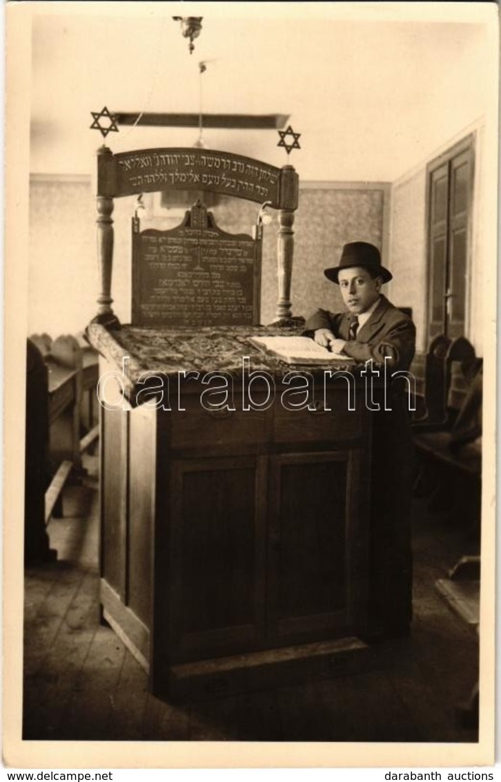 ** T1 Synagogue (Jewish School?) Interior With Stand, Hebrew Texts. Photo - Ohne Zuordnung