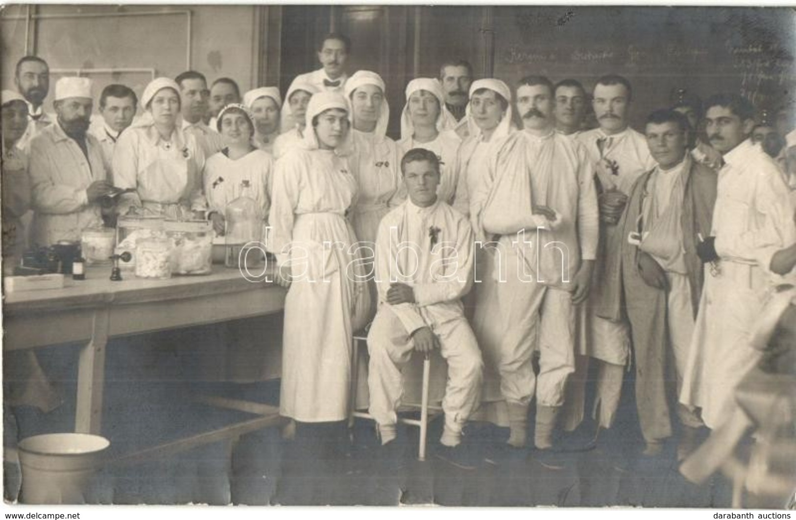 * T2 Orvosok, Nővérek és Sérült Katonák A Budapesti Zita Kórházban, Csoportkép / WWI Injured Soldiers, Doctors And Nurse - Unclassified
