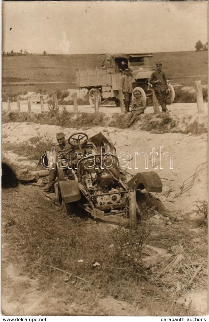 ** T2 Első Világháborús Osztrák-magyar Katonák Teherautóval, Autóronccsal Pózoló Katona / WWI K.u.K. Military Truck, Sol - Non Classés