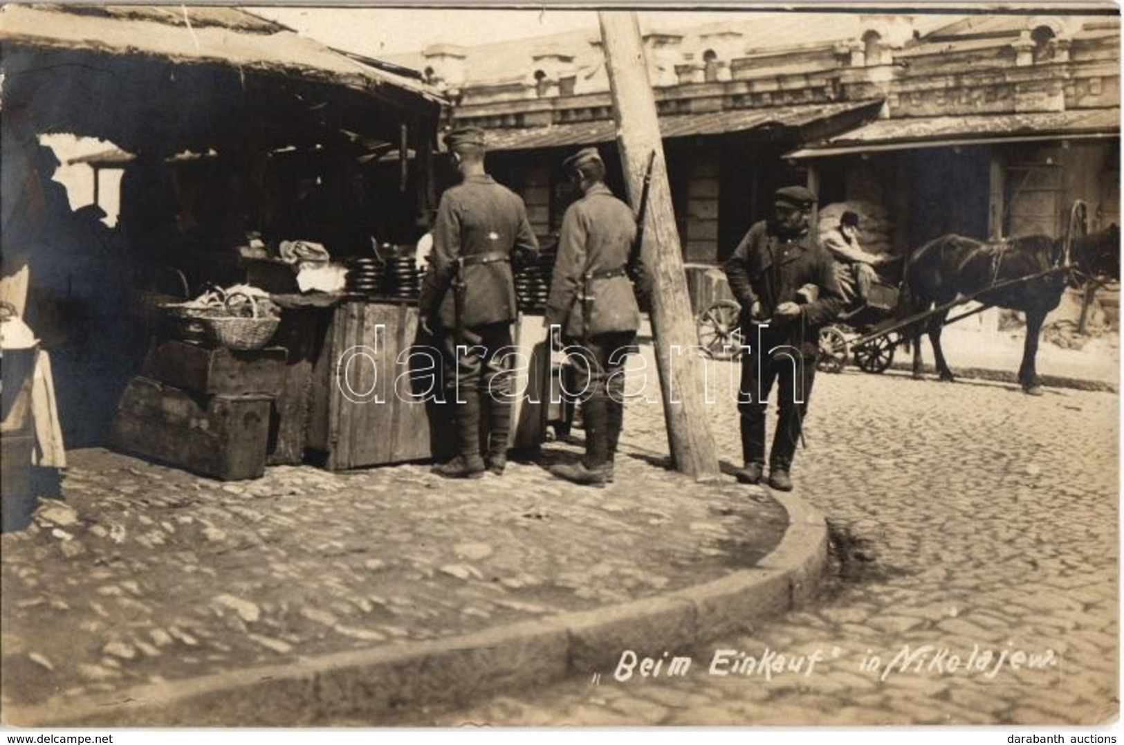 ** T1 Mykolajiw, Nikolajew; Beim Einkauf / WWI Soldiers Buying From A Street Vendor. Photo - Non Classés