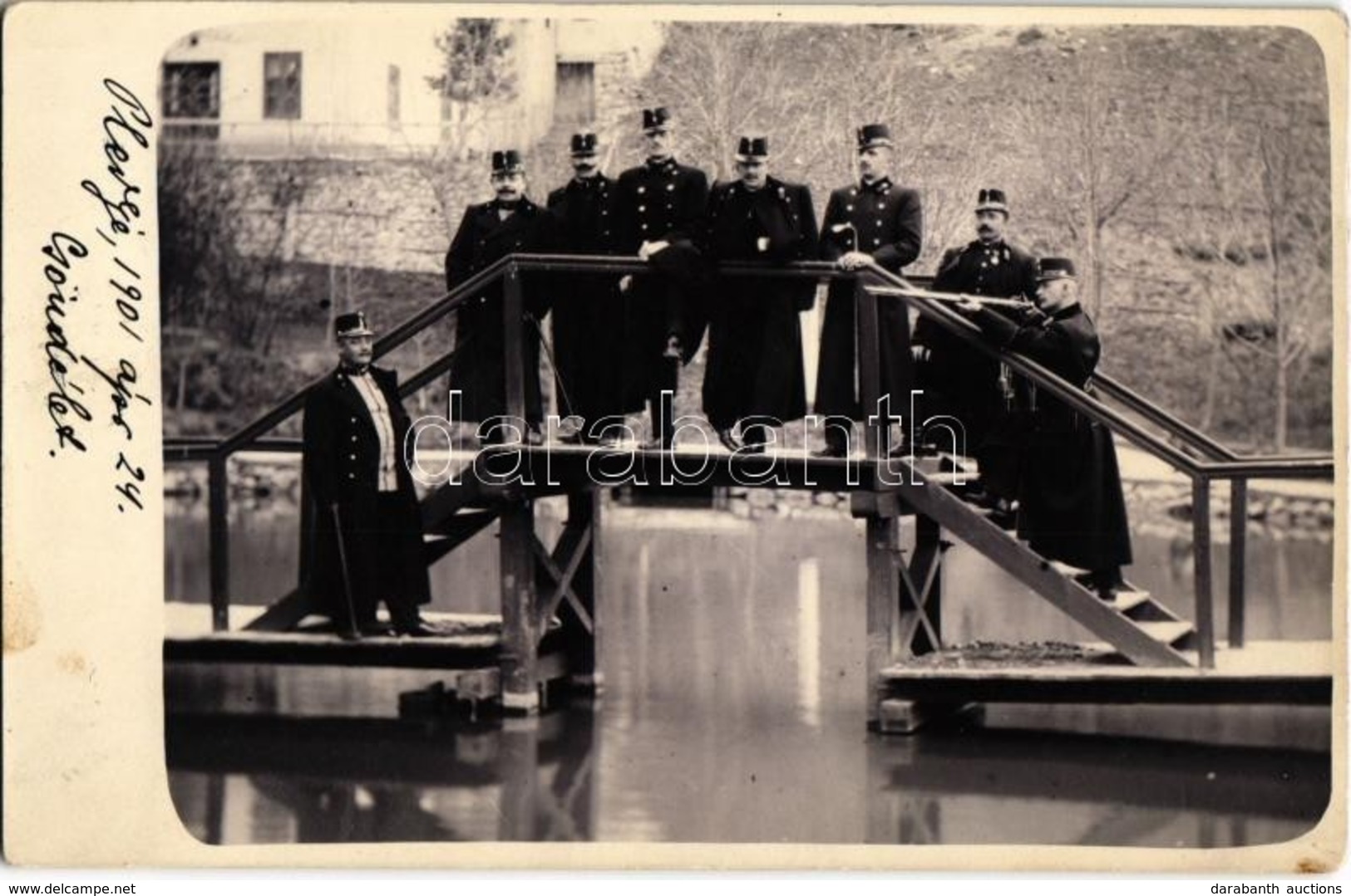 * T2 1901 Osztrák-magyar Főtisztek Sétapálcával Pljevljaban Egy Kis Fahídon / Austro-Hungarian K.u.K. Military Officers  - Non Classés