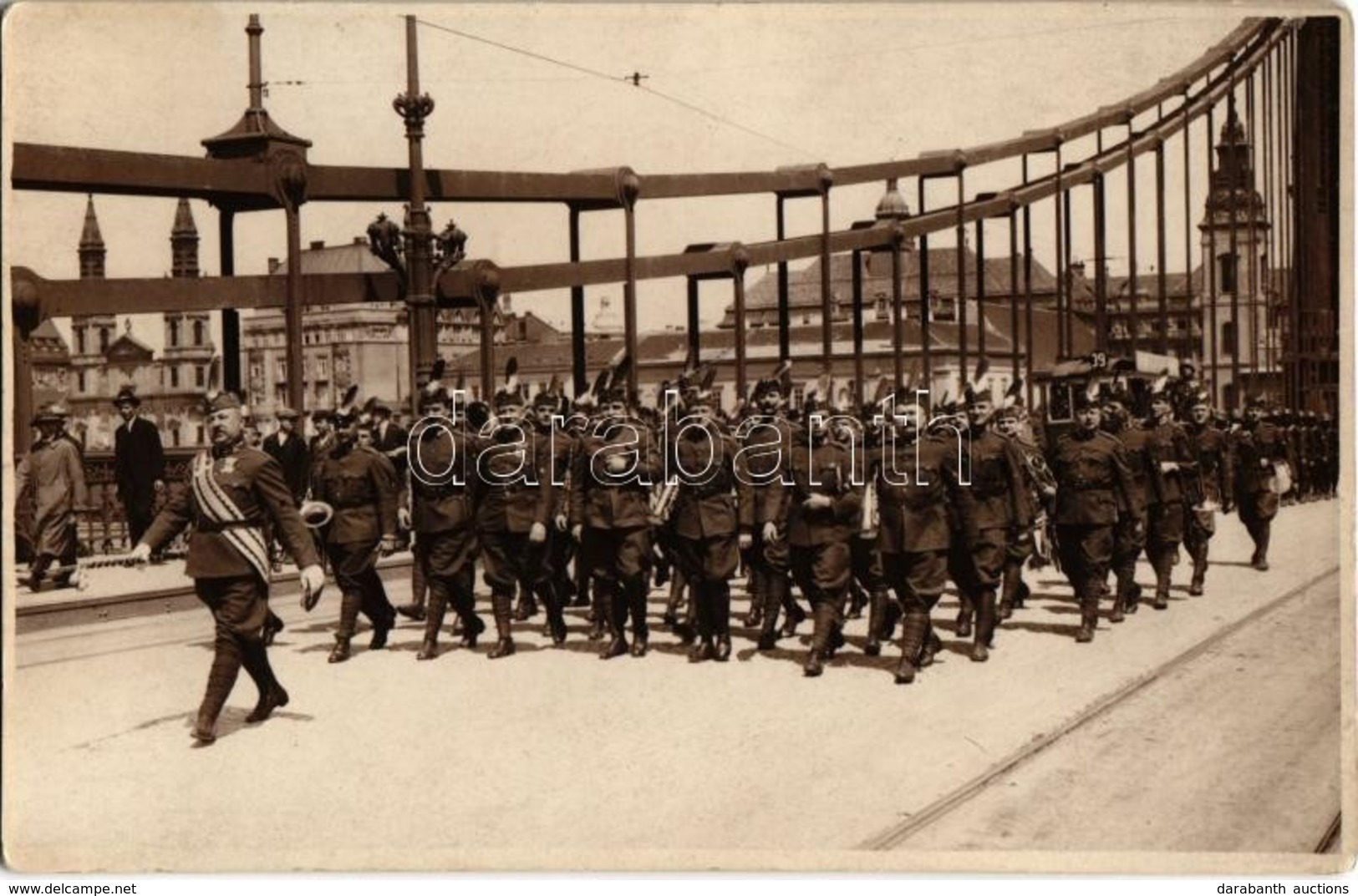 * T2 1926 Budapest, Darutollas Udvarlaki (várbeli) őrség Díszfelvonulása Az Erzsébet Hídon át, Háttérben A 39-es Villamo - Non Classés