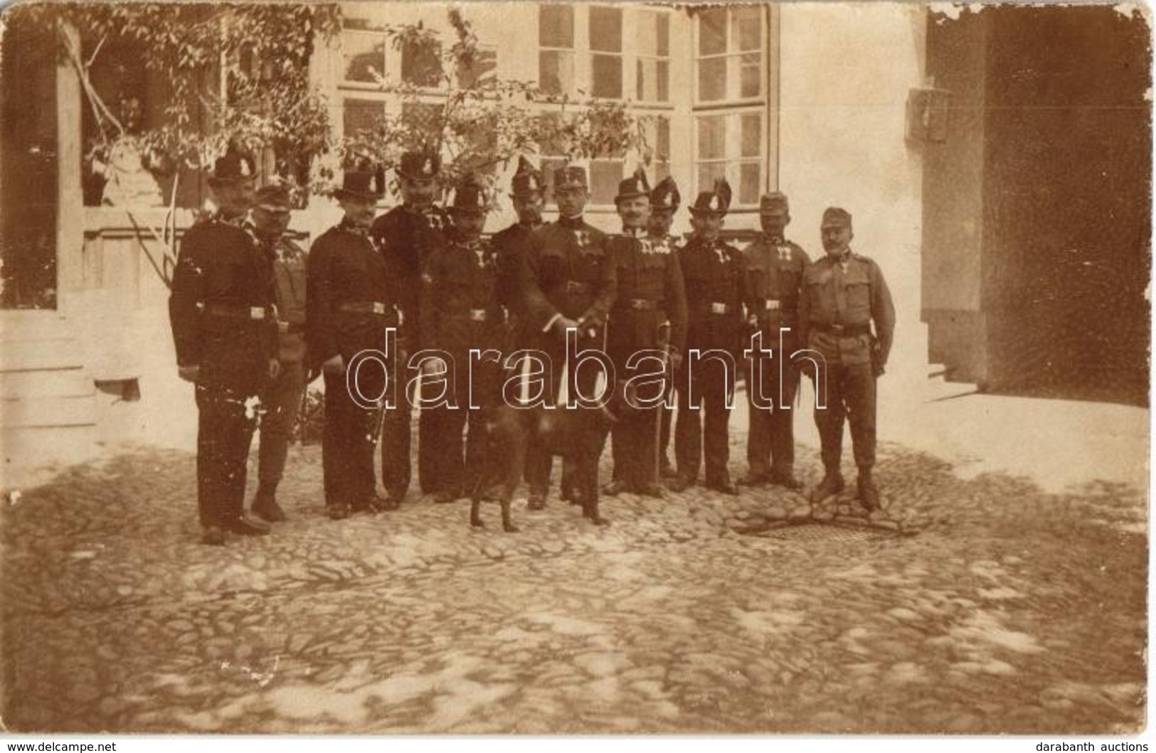 * T2/T3 1917 Magyar Csendőrosztag Huber Főhadnaggyal / Hungarian Gendarmerie Squad. Photo (kopott Sarkak / Worn Corners) - Non Classés