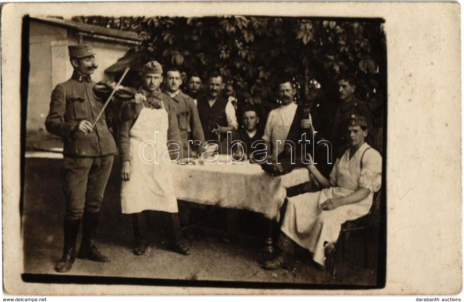 T2 1920 Örkény-tábor, Katonák Ebédlőasztalnál Combhússal és Hegedűssel / Hungarian Soldiers At The Dining Table. Photo - Ohne Zuordnung