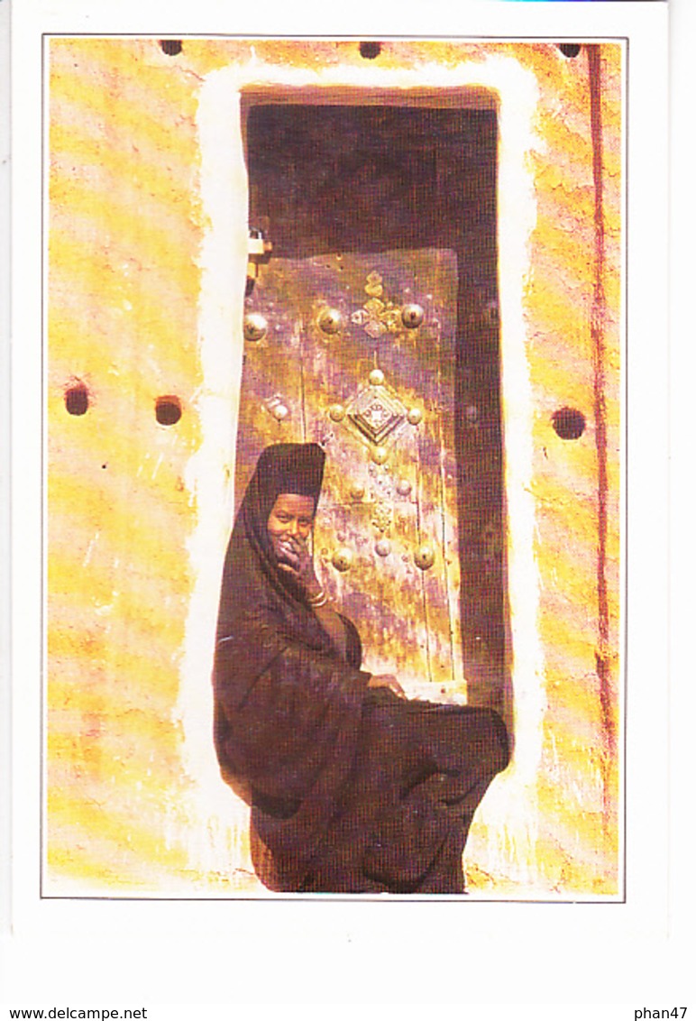 MAURITANIE, OUALATA, Jeune Femme Assise Sur Le Pas De Sa Porte, Maison En Torchis, Editions Editi Service 1990 Environ - Mauretanien