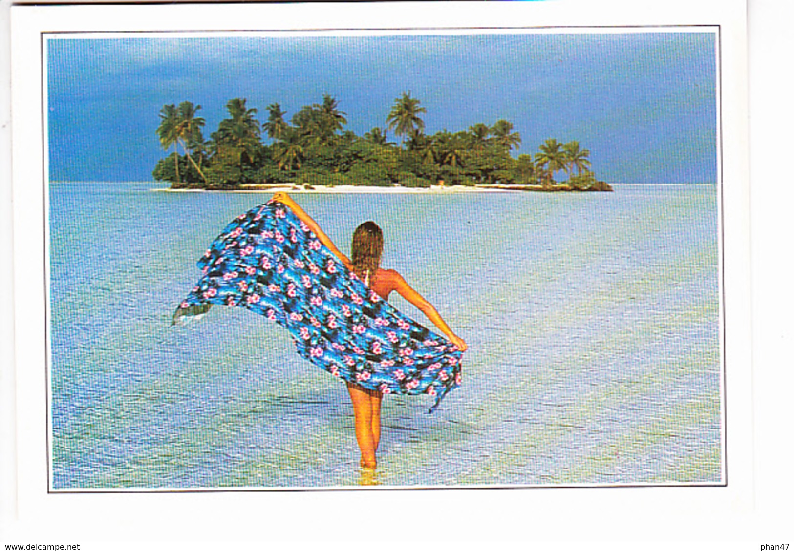 LES MALDIVES (Océan Indien), île De Ranalhi, Jeune Fille Nue Cachée Par Son Pareo,  Ed. Editi Service 1990 Environ - Maldives