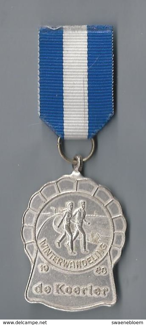 NL.- MEDAILLE. WANDELMEDAILLE. WINTERWANDELING 1988 - De Koerier -. Pins - Andere & Zonder Classificatie