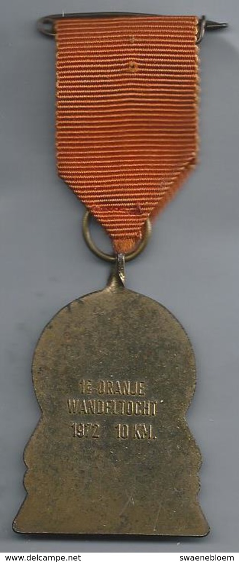 NL.- MEDAILLE. WANDELMEDAILLE. 1e ORANJE WANDELTOCHT 1972 - 10 KM.. Pins - Andere & Zonder Classificatie