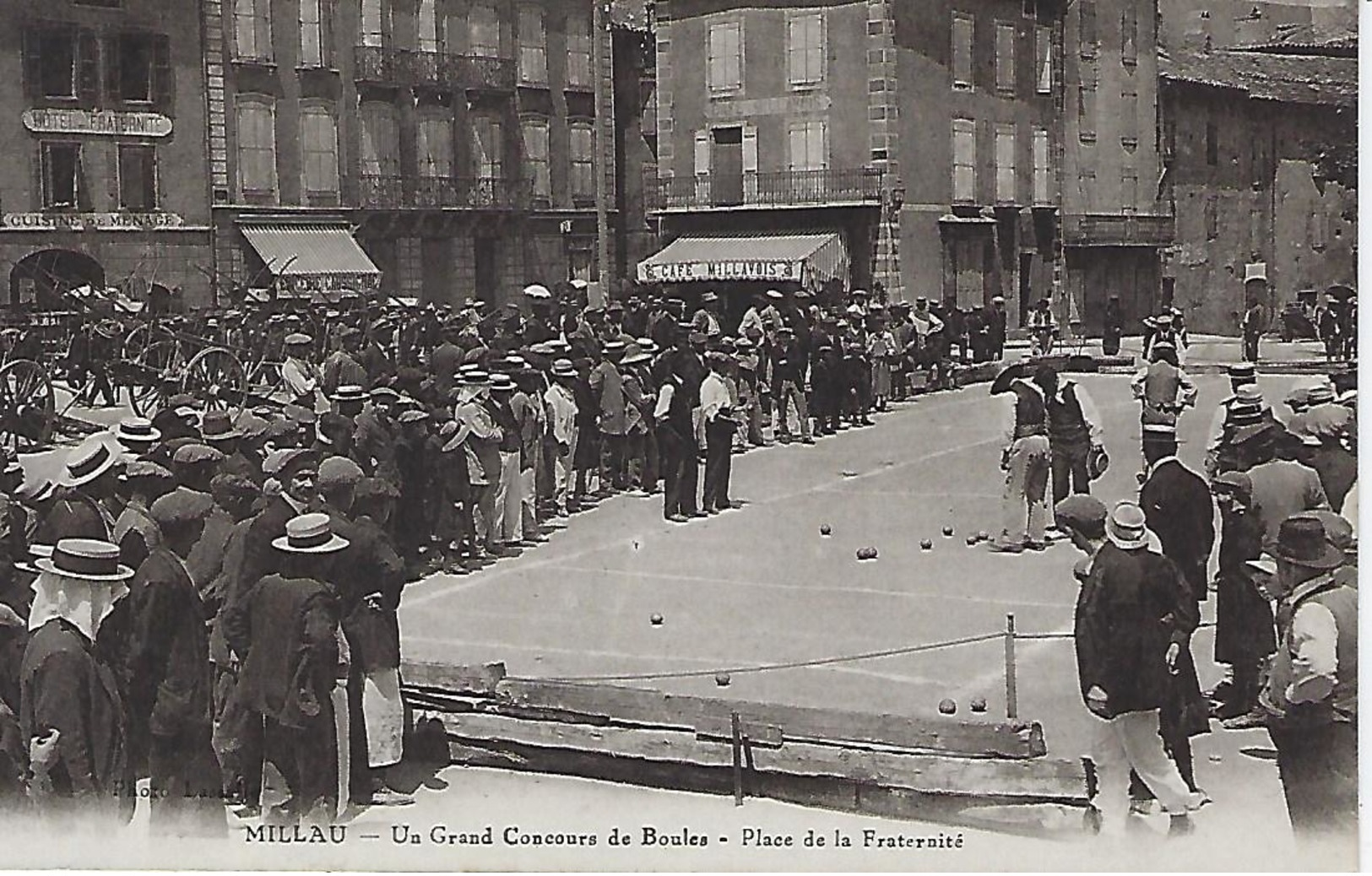 Millau-un Grand Concours De Boules-place De La Fraternité-provient D'un Carnet-tbe - Millau