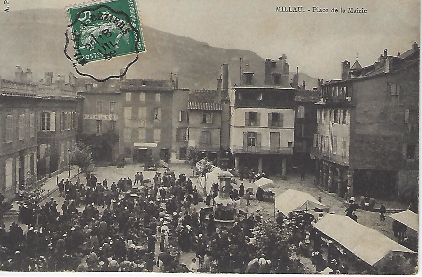 Millau-place De La Mairie-marché - Millau