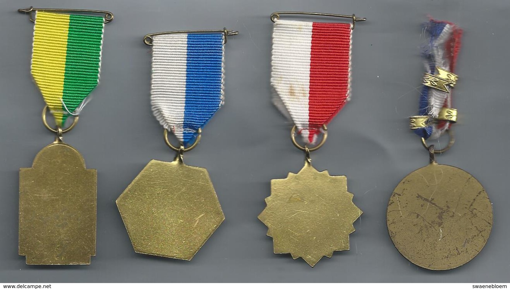 NL.- 4 X MEDAILLE. WANDELMEDAILLE. WESTLANDTOCHT 1976. HOF BOERDERIJ. - V.V.V. WANDELTOCHT LISSE + 2 En 3.  Pins - Andere & Zonder Classificatie