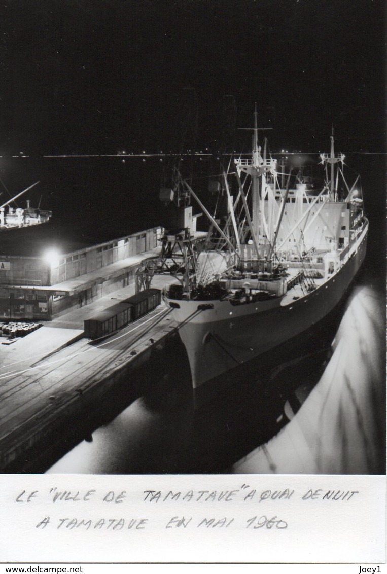 Photo Cargo"la Ville De Tamatave" à Quai De Nuit à Tamatave En 1960. - Boats