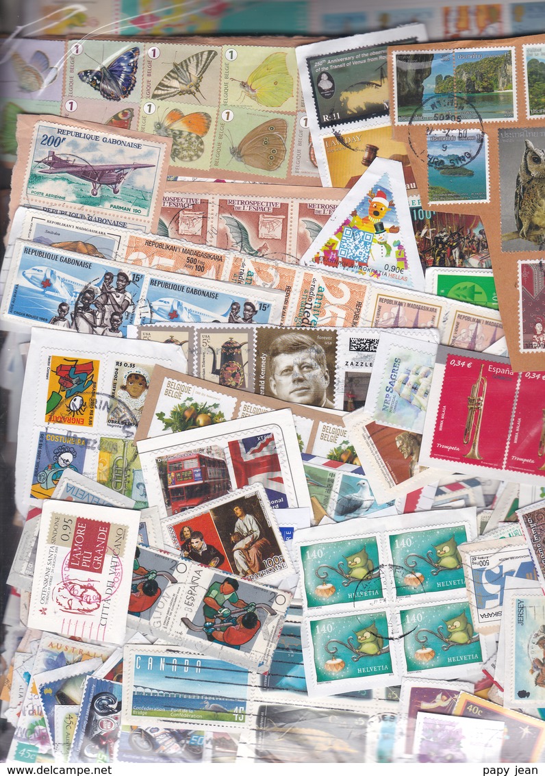 1 Kg TIMBRES MONDE - Petits Et Grands Formats-  Sur Fragments - En Provenance Des Missions - Vrac (min 1000 Timbres)