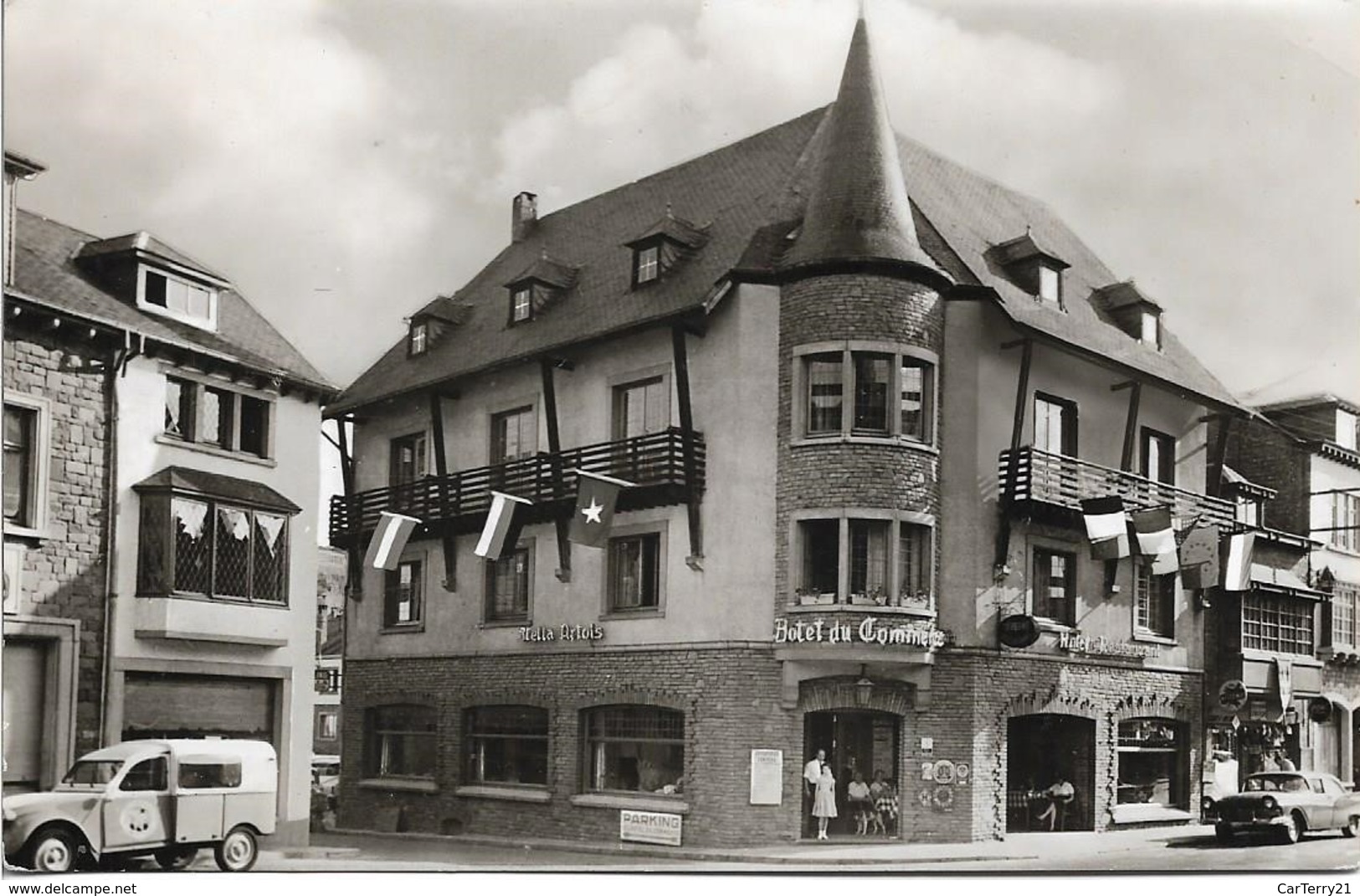 CPSM. HOUFFALIZE. HÔTEL DU COMMERCE. VOITURES ANCIENNES (2 CV). - Houffalize