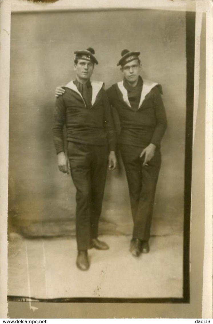 Portrait De 2 Soldats Marine Prenant La Pose Après Une Cuite - 1928 France? - Personnes Anonymes