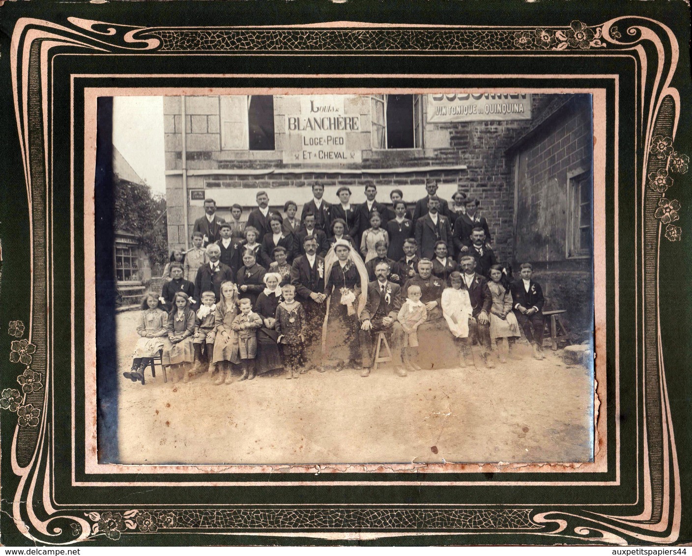 Grande Photo Originale Portrait De Mariés Devant Chez Louise Blanchère Qui Loge à Pied & à Cheval Vers 1900 - Coiffe - Personnes Anonymes