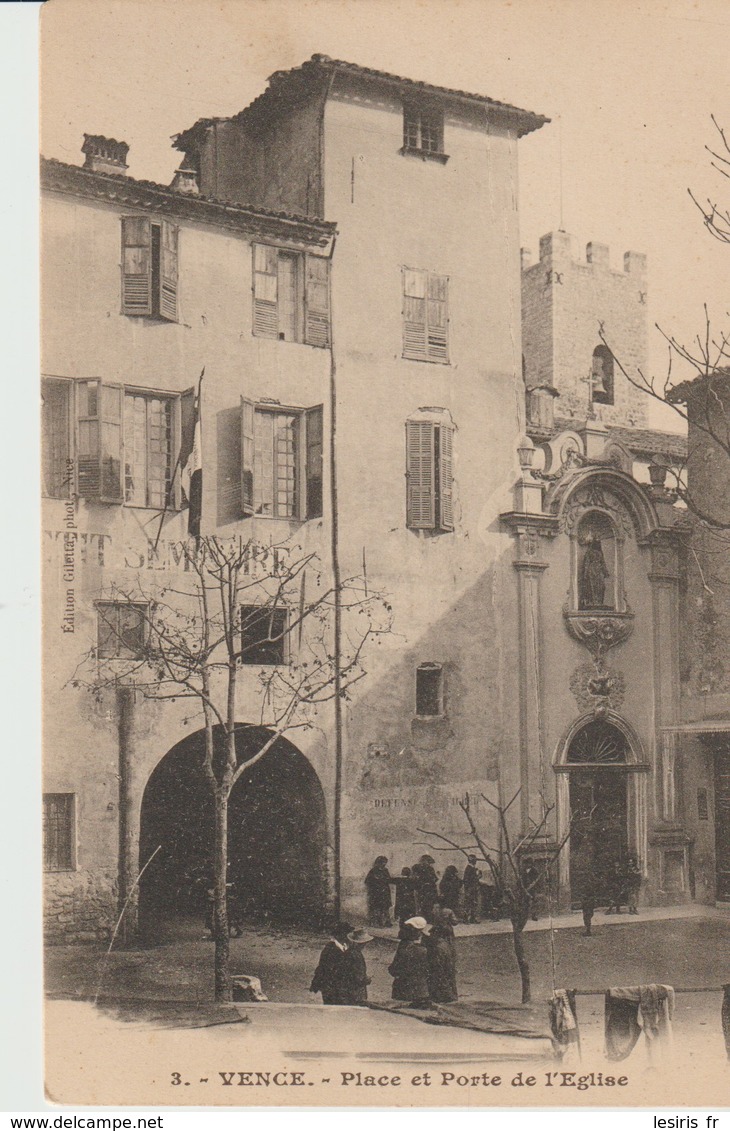 C.P.A. - VENCE - PLACE ET PORTE DE L'EGLISE - 3 - PRÉCURSEUR - ANIMÉE - - Vence