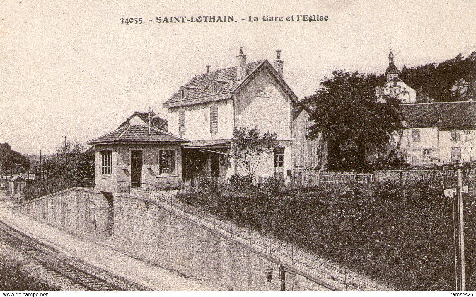 (Jura)  CPA   Saint Lothain  La Gare Et L'eglise ( Bon Etat) - Autres & Non Classés