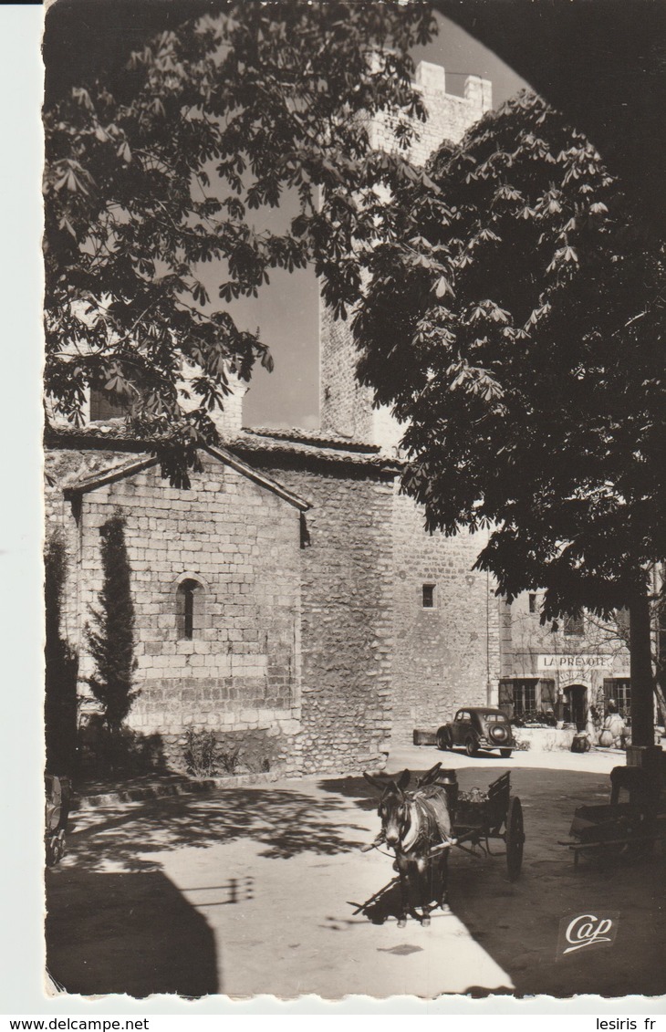 C.P.A. -  PHOTO -  VENCE - PLACE DE LA CATHÉDRALE - ANIMÉE - ÂNE ATTELÉ - VOITURE - LA PRÉVÔTÉ - C. A. P. - 833 - Vence