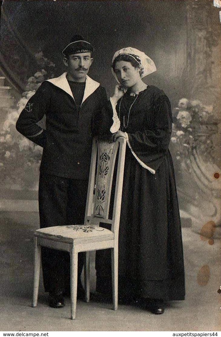 Photo Originale Portrait D'un Jeune Couple Breton, Homme Costume De Marin & Pompon Et Femme à La Coiffe, Folklore - Anonymous Persons