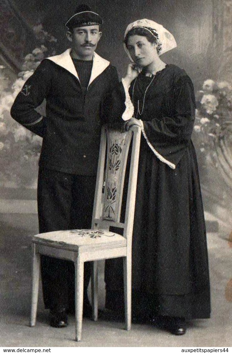Photo Originale Portrait D'un Jeune Couple Breton, Homme Costume De Marin & Pompon Et Femme à La Coiffe, Folklore - Anonymous Persons
