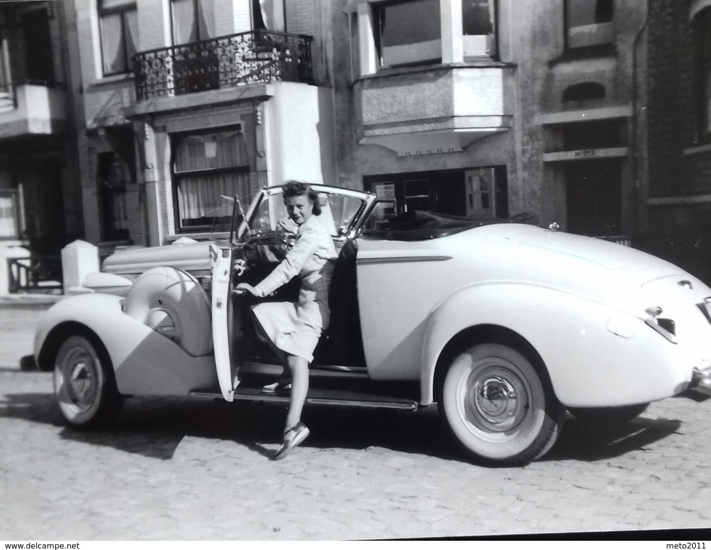 Femme Endimanchée Pose Avec Ancienne Voiture Dans La Rue. Woman Hat Car Vintage Street A9 - Automobili