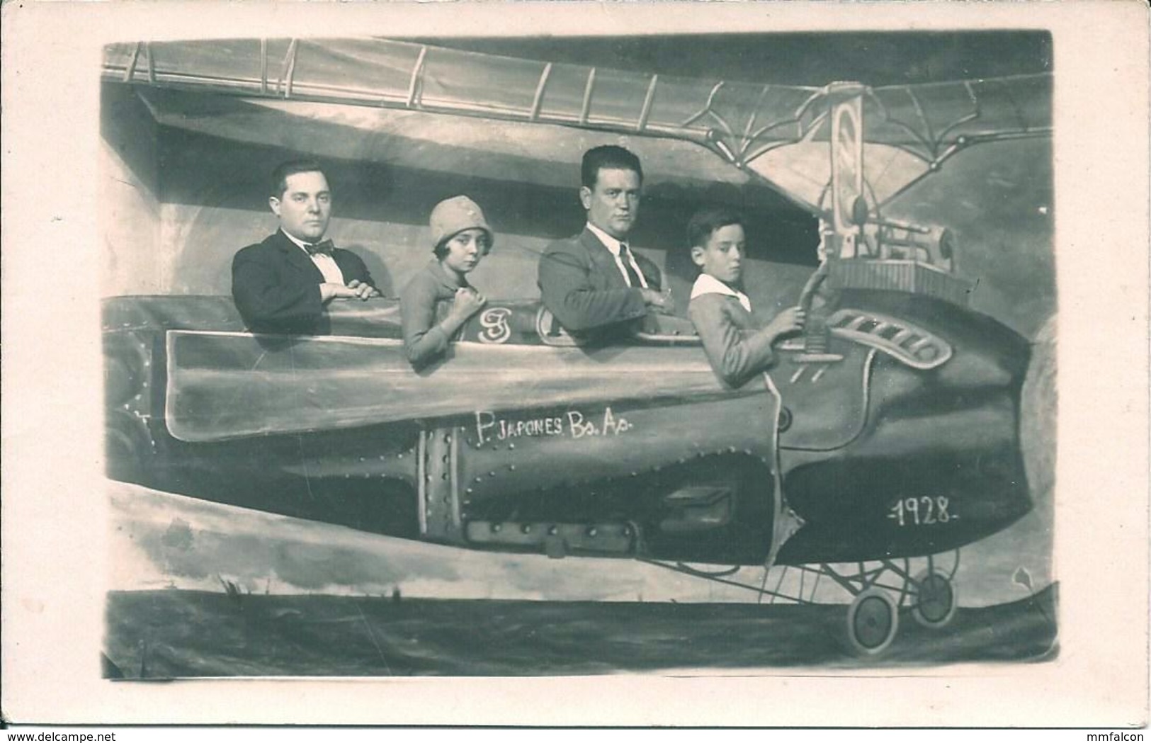 HUMOUR - AVIATION AVION AIRCRAFT AIRPLANE - SURREALISME Scénographie Photographique Hoomes Garcon Fille Flying CP 1928 - Aviation
