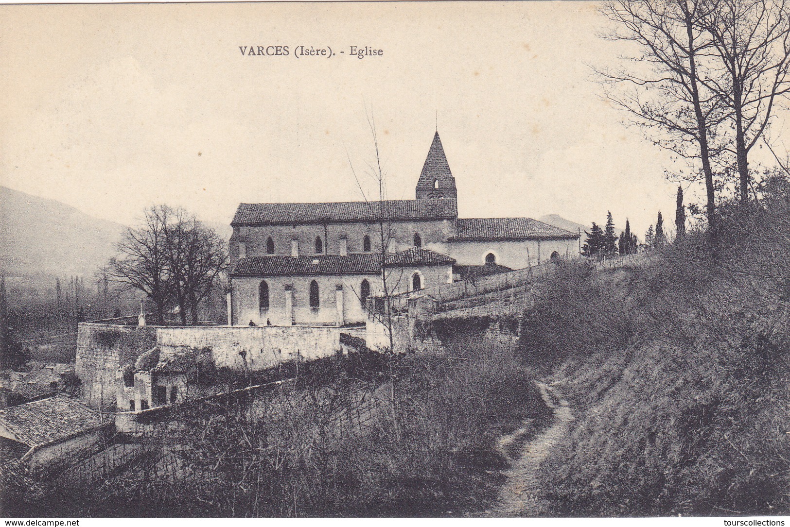 CPA 38 @ VARCES - Eglise Vue Du Chemin Piétonier - Autres & Non Classés