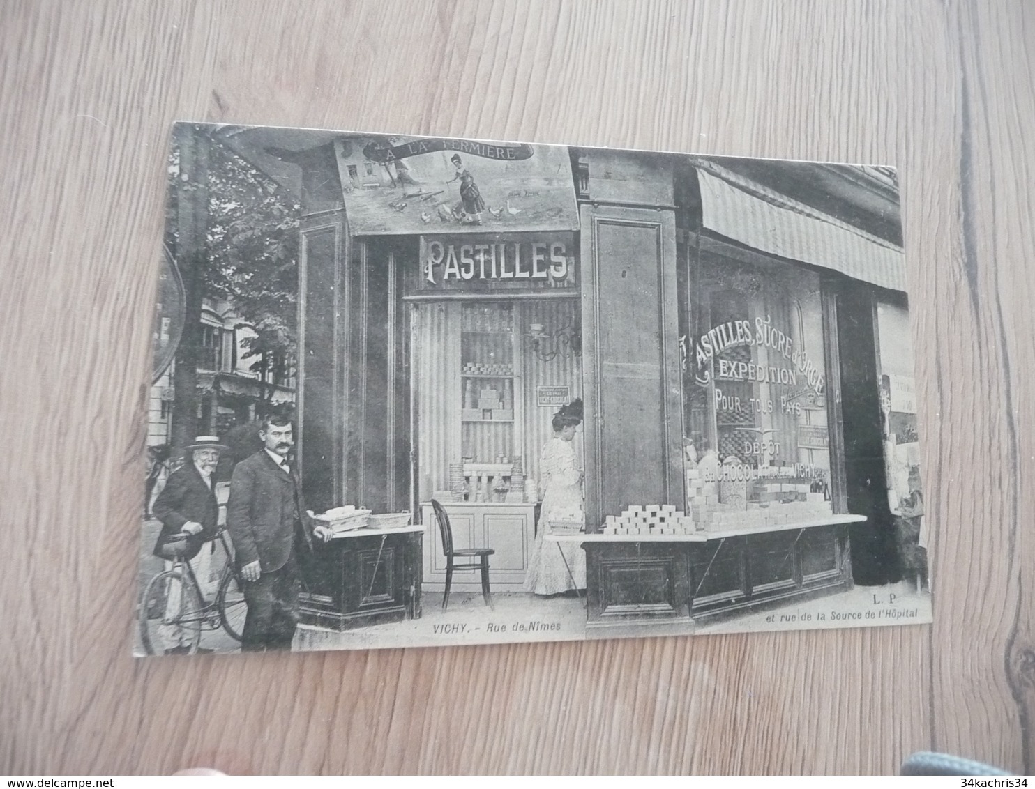 CPA 03 Allier Vichy Devanture Magasin A La Fermière Pastilles Chocolat Rue De Nîmes/source De L'hôpital - Vichy