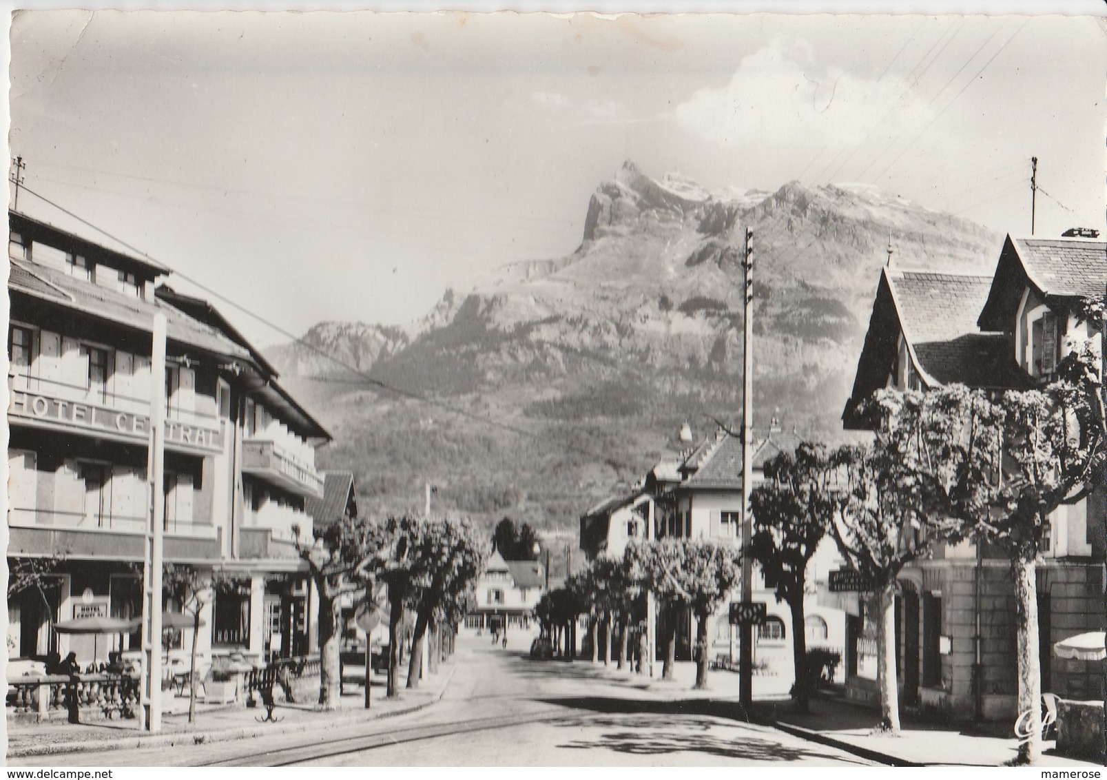 LE FAYET-LES-BAINS (74). L'Avenue De La Gare (Hôtel Central) Et Les Auguilles De Warens. Edition Yvon - Autres & Non Classés